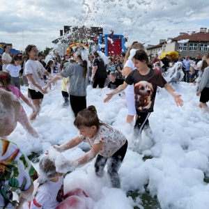 Dzieci bawią się w pianie na boisku szkolnym